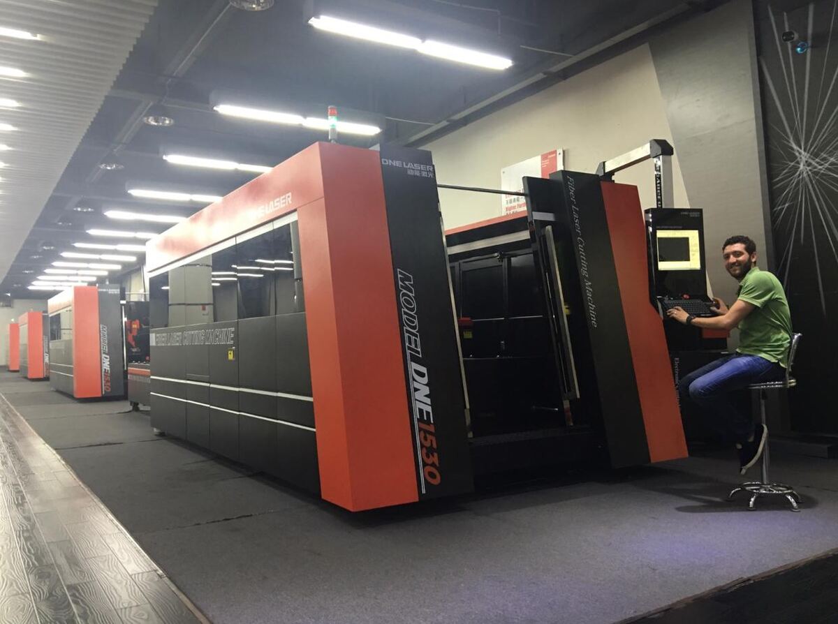Fiber laser cutting machine, model DNE1530, with an operator at the control station